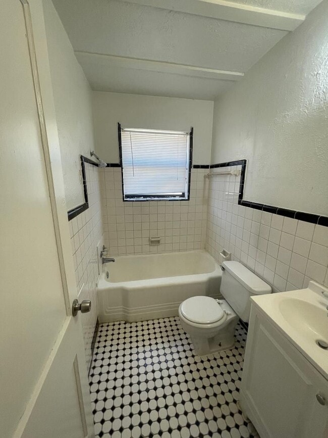 Building Photo - 1 Bedroom 1 Bathroom Duplex For Lease 8/4/...