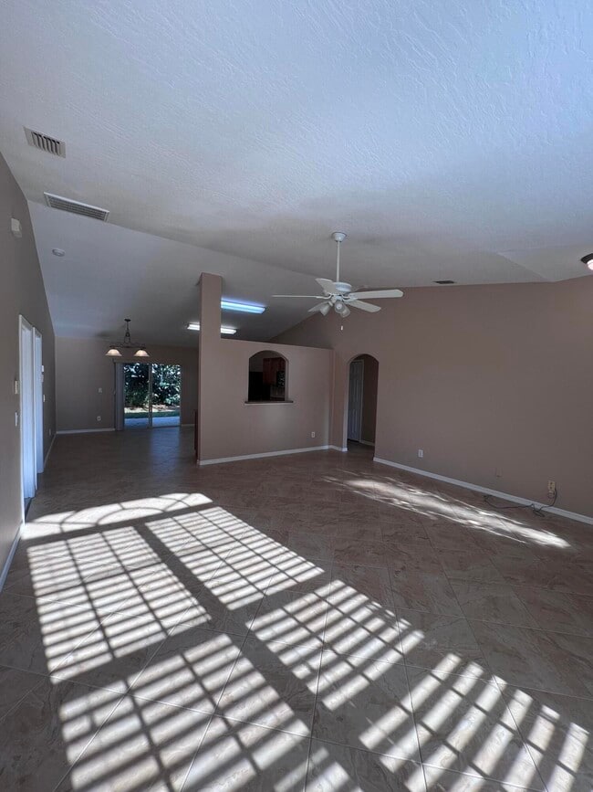 Building Photo - 830 Laurel Dr