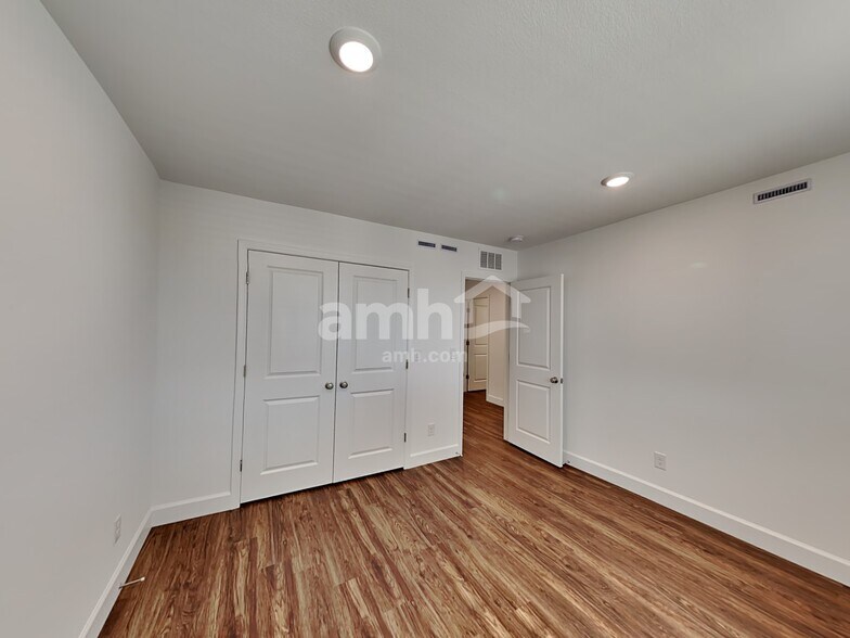 Building Photo - 9122 Ribbon Mdw Ct