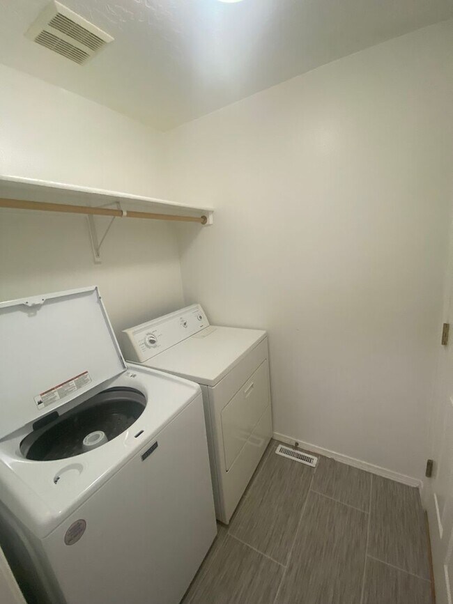 Building Photo - 3 Bed, 2 Bath,  Single Story, CUL-D-SAC Ho...