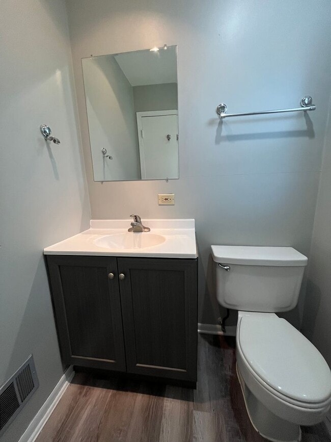 Building Photo - 4 Bedroom House Now Available in Tinley Pa...
