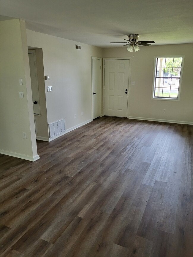 Building Photo - "Charming 3-Bed Home with Cozy 982 Sq. Ft. Living Space on Smith Avenue, Trumann!"