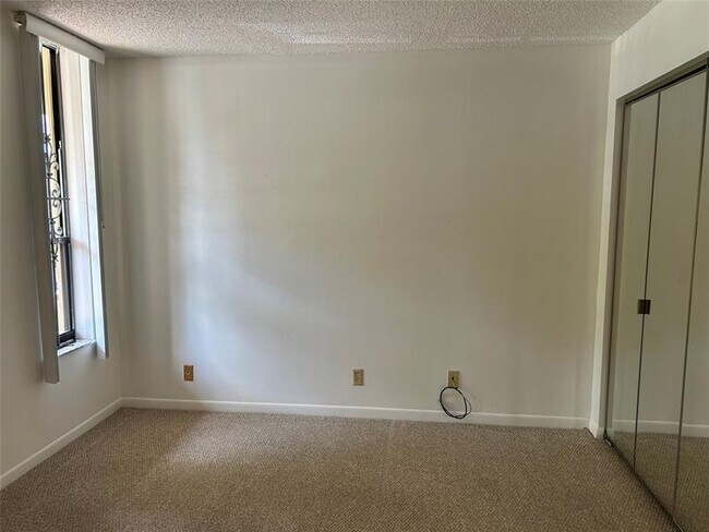 Building Photo - 6123 Coral Lake Dr