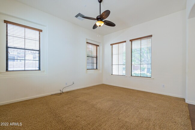 Building Photo - 734 W Juniper Ln