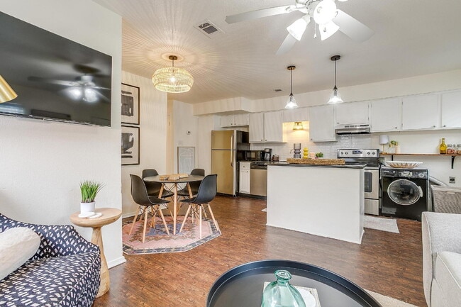 Building Photo - Charming 2-Bed Duplex in Heart of Fort Worth!