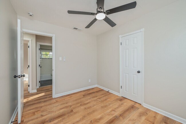 Building Photo - 3 bedroom in Mary Esther Heights!