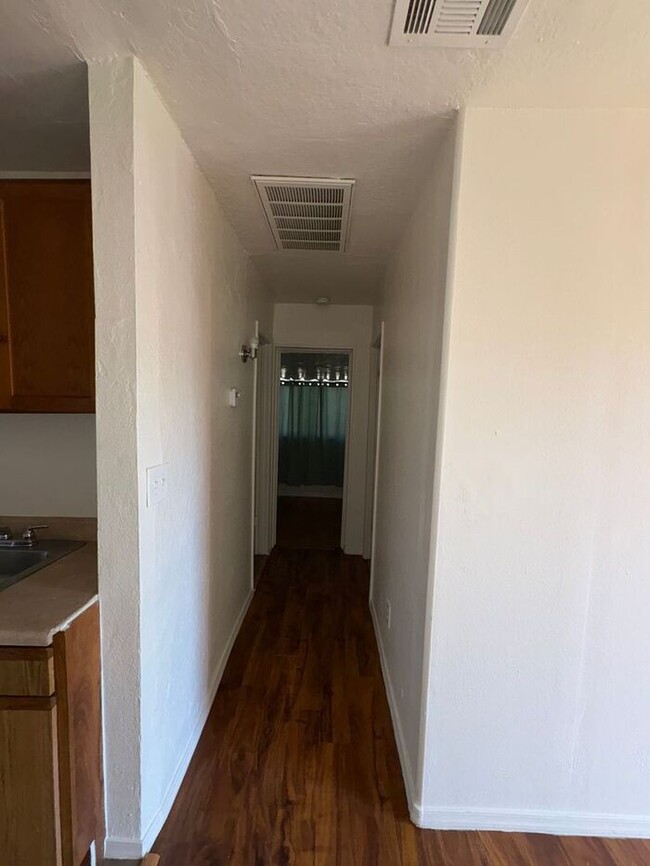 Building Photo - 8 Minutes from Downtown Phoenix!