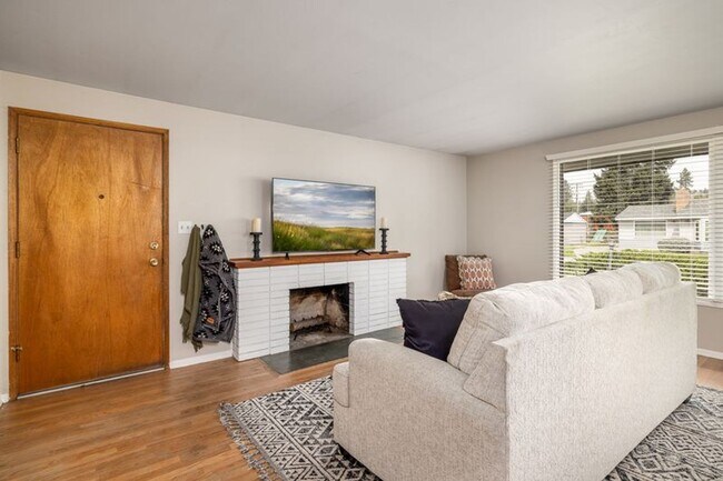 Building Photo - 3011 W Dalke Ave