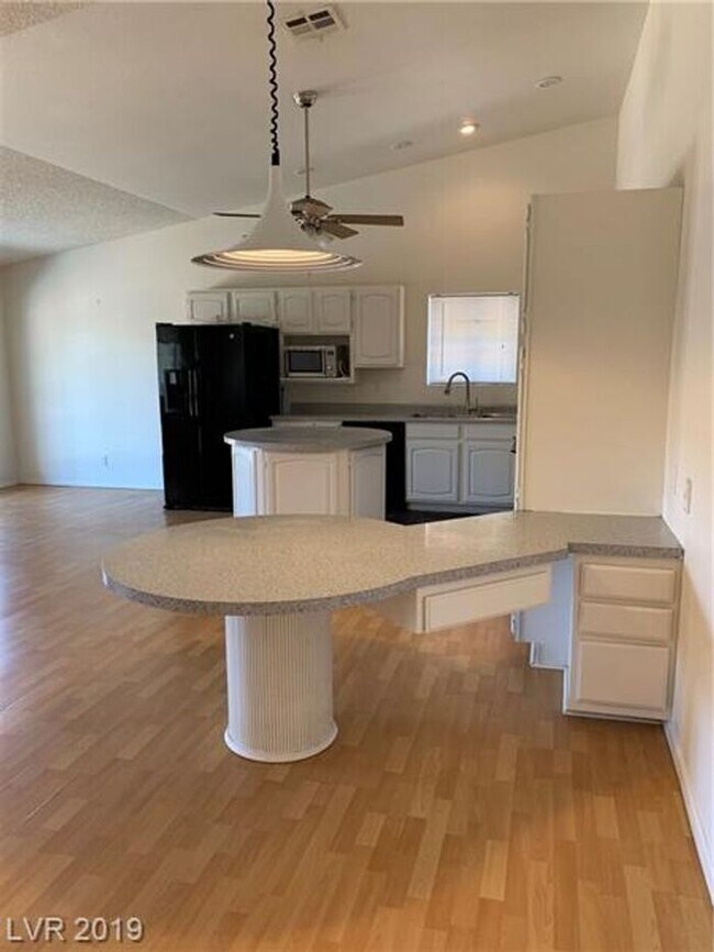 Building Photo - Spacious Single-Story Home with Large Lot & No HOA