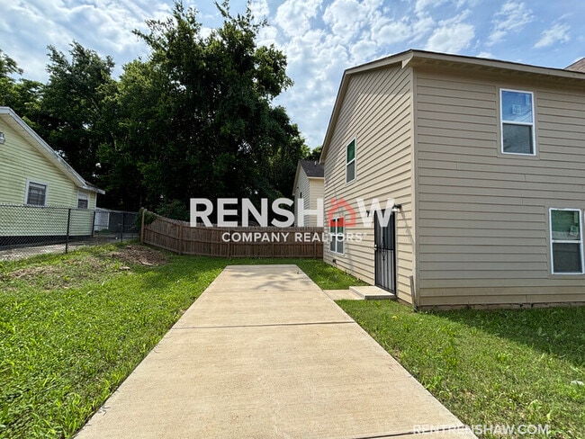 Building Photo - 3021 Chelsea Ave