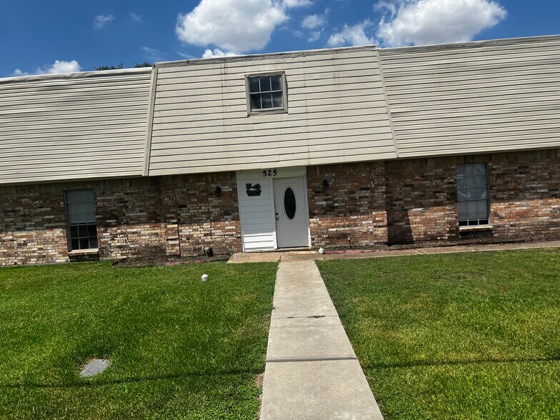 Building Photo - 525 Spring Dr