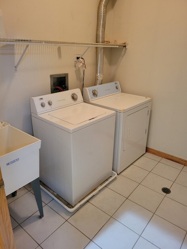 In-Unit Washer/Dryer - 1455 W Belmont Ave