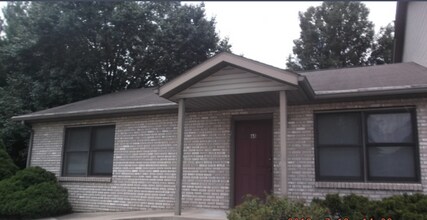 Building Photo - 3 Bedroom, 1.5 bath townhome!