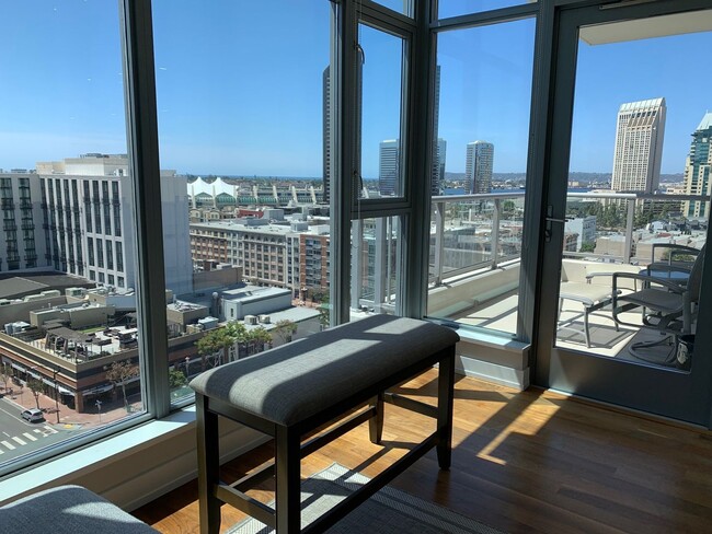 Building Photo - Downtown San Diego - fully furnished upsca...