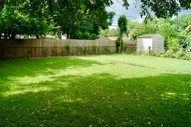 Building Photo - 5711 Southminster Dr