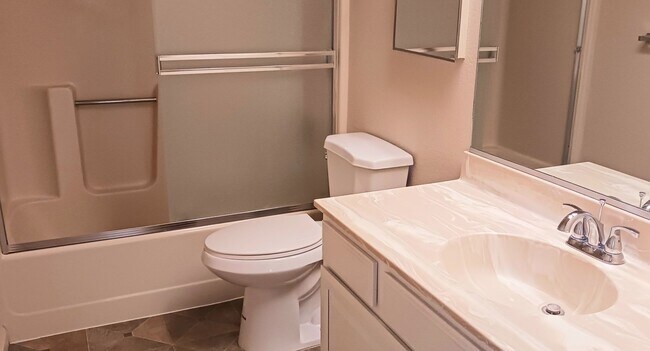 Building Photo - Great Stafford Glen Upstairs Condo