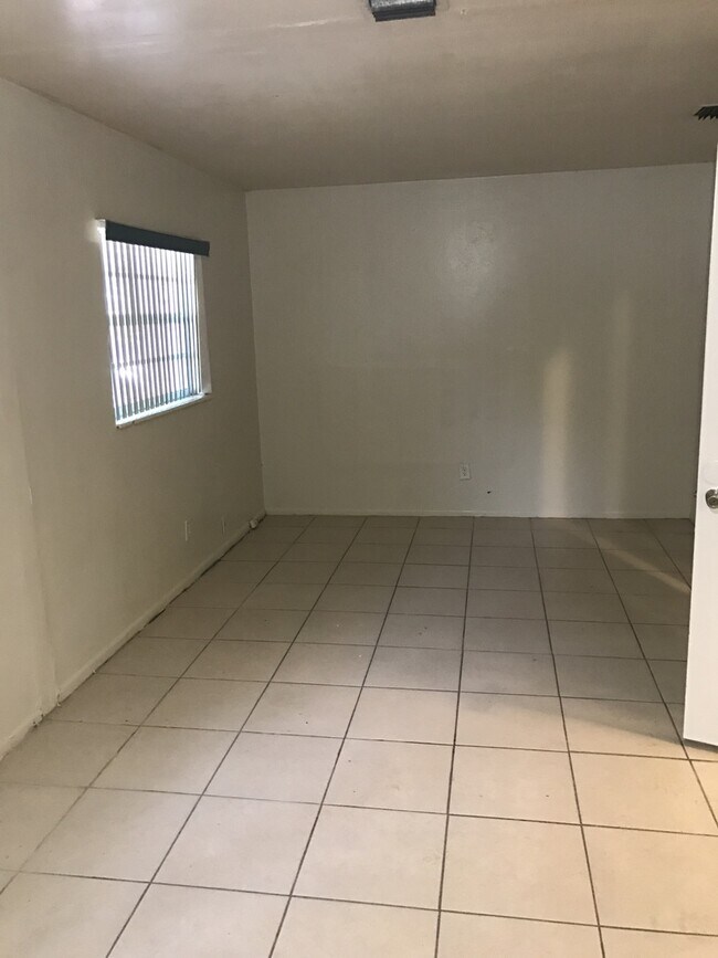 Building Photo - Nice 3-1 with central air