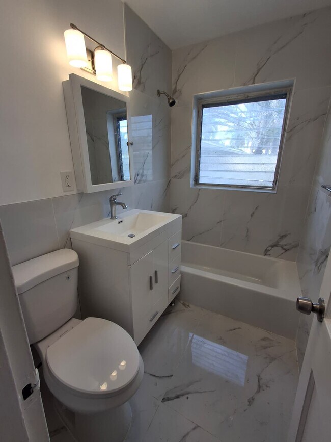 Building Photo - 1841 Taft St