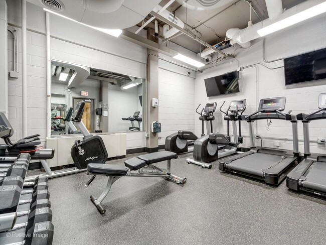 Building Photo - 1850 N Clark St