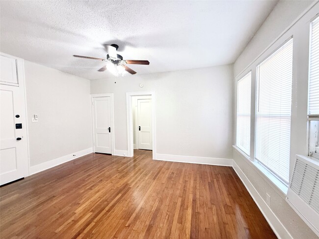 Building Photo - 1126 Berthea St
