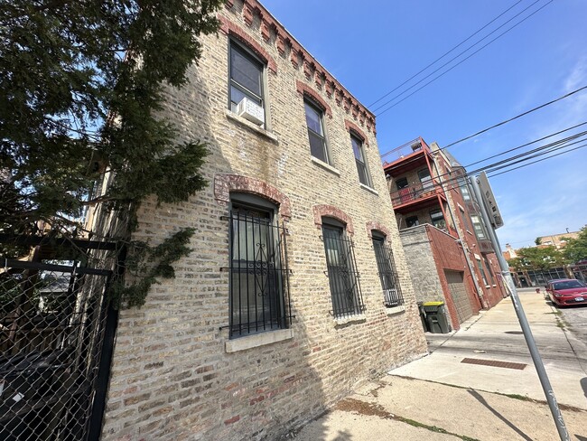 Building Photo - 1049 N Marshfield Ave