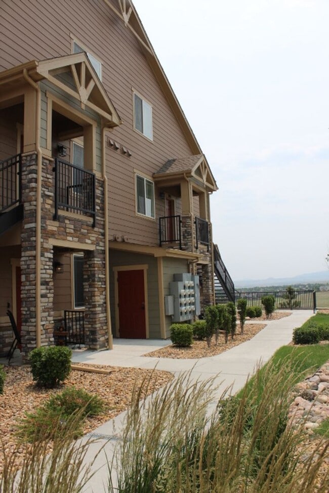 Building Photo - Chatfield Bluffs Condo w/ 3 BR/3 BA!!