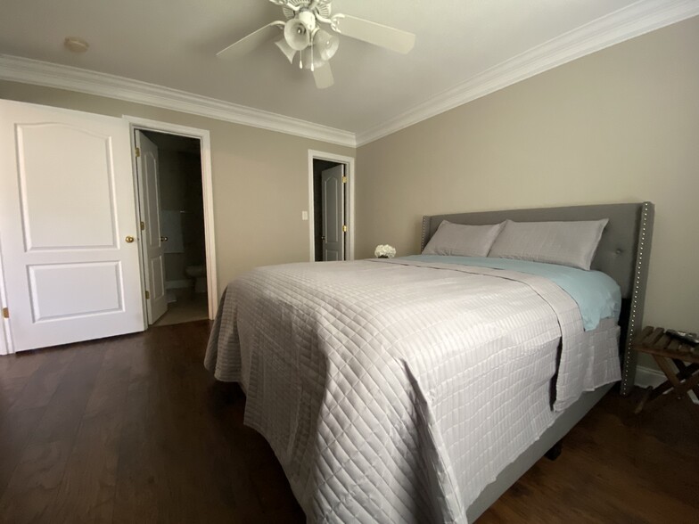 Master with en-suite full bathroom/queen bed - 3715 Willow Falls Way