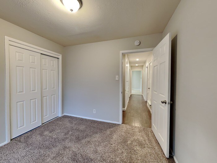 Building Photo - 1628 Canterbury Cir