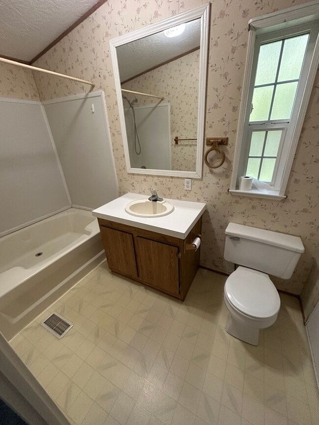 Building Photo - Two Bedroom Mobile Home for Rent in Maple ...
