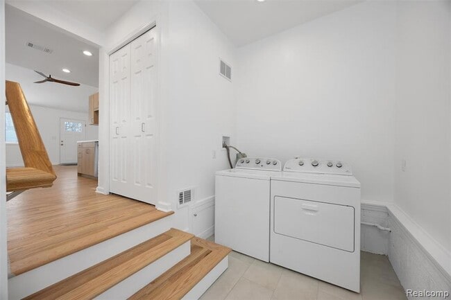 Building Photo - 623 E Brockton Ave