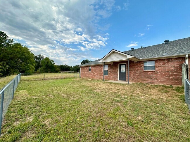 Building Photo - 805 Hickory St