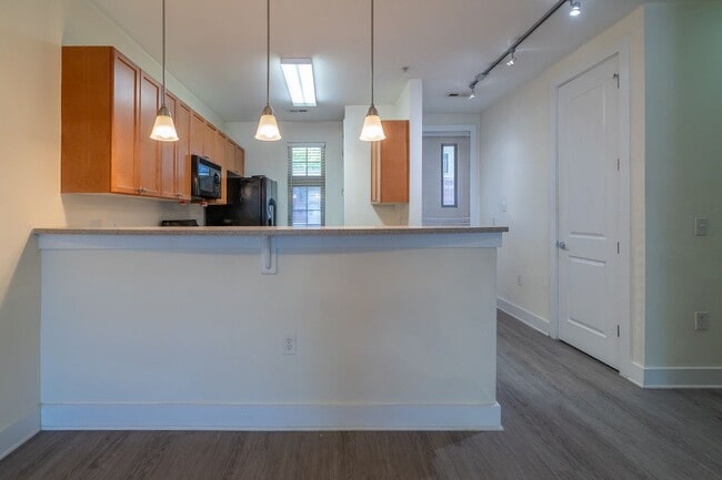Building Photo - Wonderful 2bd/2bth uptown condo! lots of space in a beautiful building