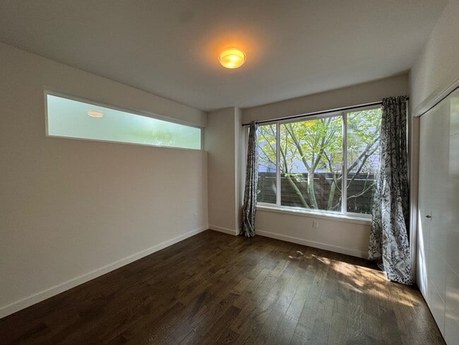 Building Photo - Modern 2 bed 2 bath townhome in Eastlake with panoramic view of Lake Union