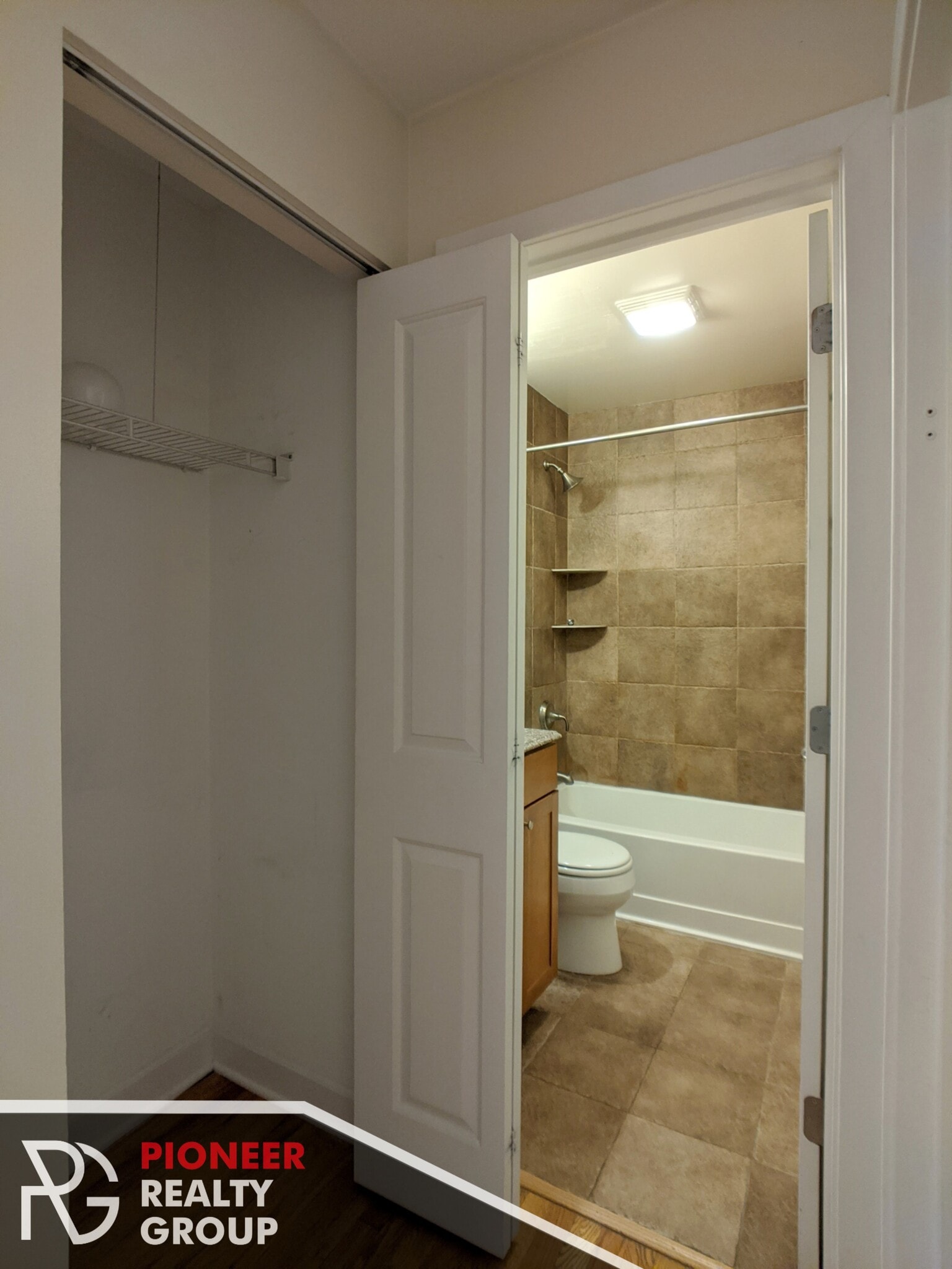 Building Photo - 643 W Wrightwood Ave