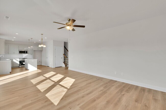 Building Photo - Beautiful 4BR 2.5BA Home w/ Full Appliance Kitchen • Garage Parking •