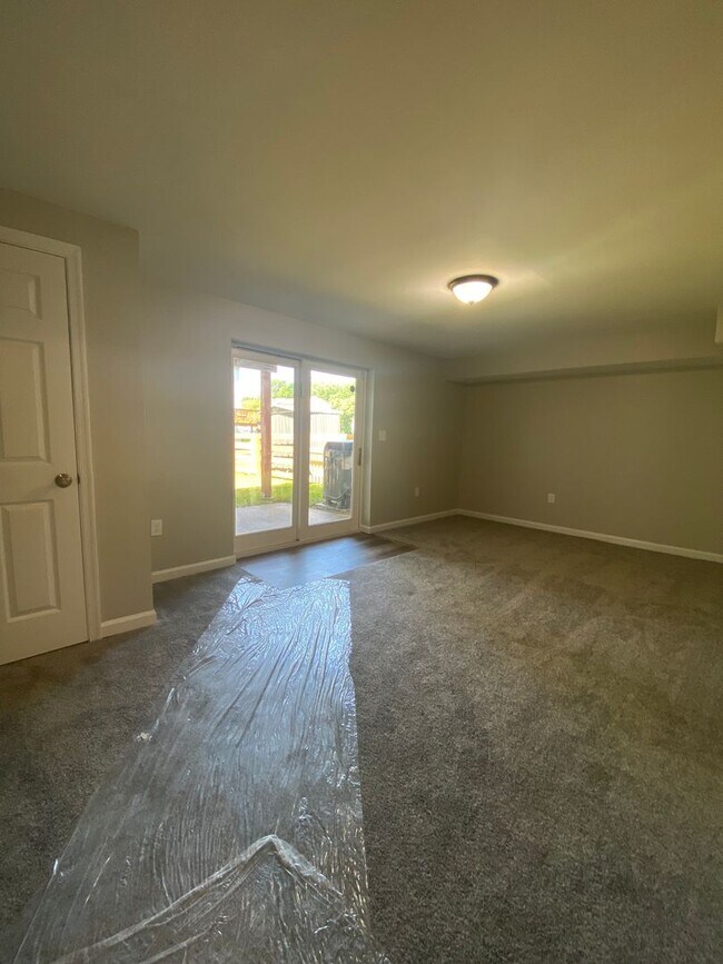 Building Photo - Spacious 5 Bedroom, 2 Bath Townhome – Edge...