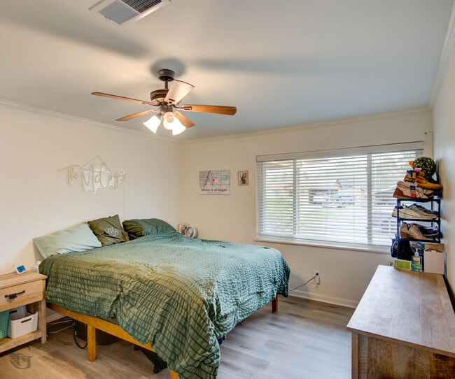 Building Photo - 9478 Poinsettia Dr