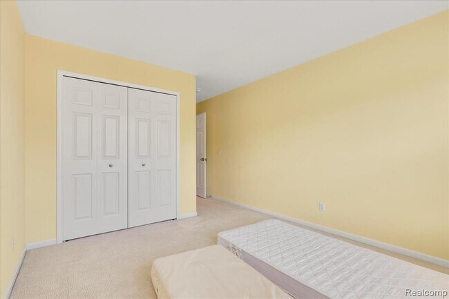 Building Photo - 1048 Lakepointe St