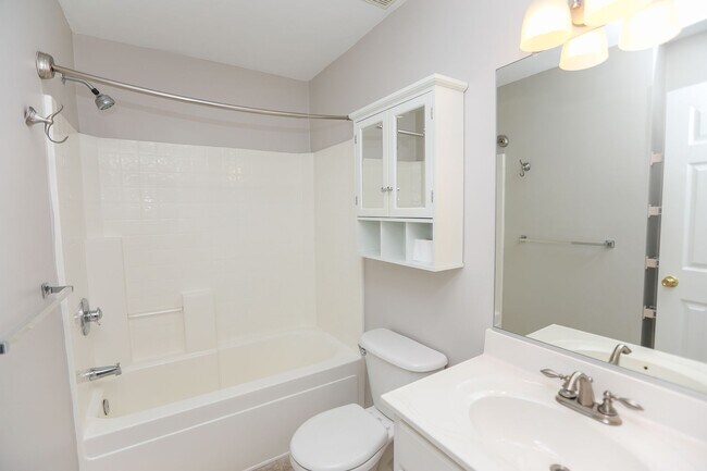 Building Photo - Bright 2BR/2BA Condo with Skylights & Patio