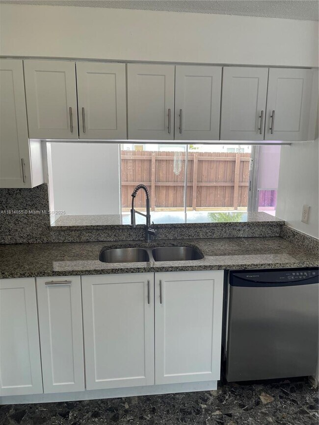 Building Photo - 9044 SW 148th Ct