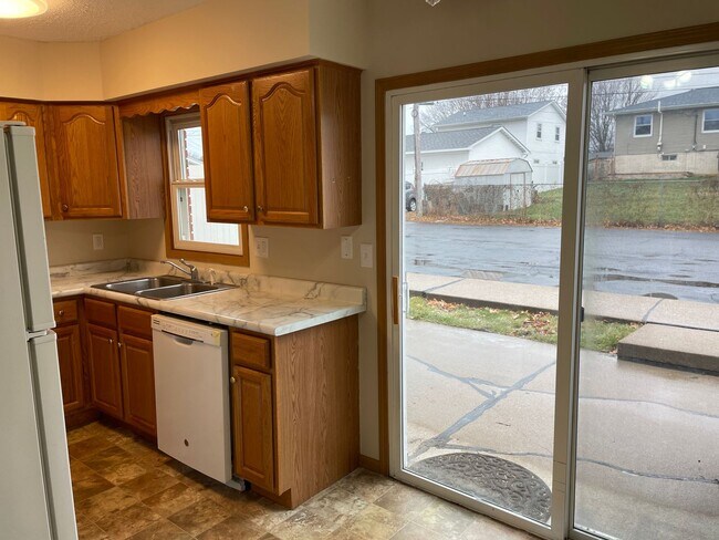 Building Photo - 2 Bedroom, 1 Bath Townhouse in LeClaire, IA