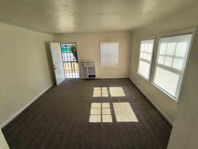 Primary Photo - Cute Home in Oildale with Move In Special!