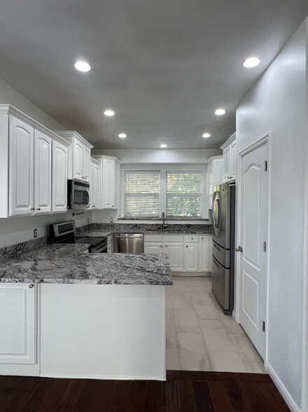 Building Photo - 7958 Big Sycamore Dr