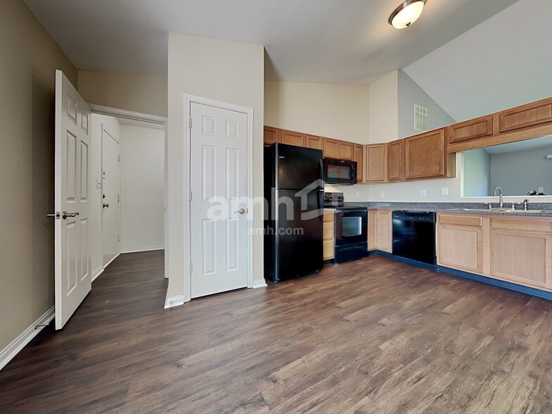 Building Photo - 1028 W Muskegon Dr