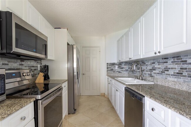 Building Photo - 16711 Collins Ave