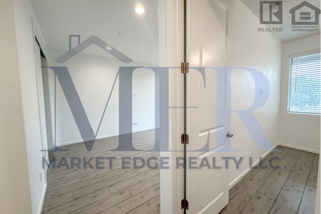 Building Photo - 3Bed/2.5Bath Townhouse at 7th St/Hatcher! Move-In Ready on 04/16/2026! -- NO HOA! ALL TILE FLOORING!