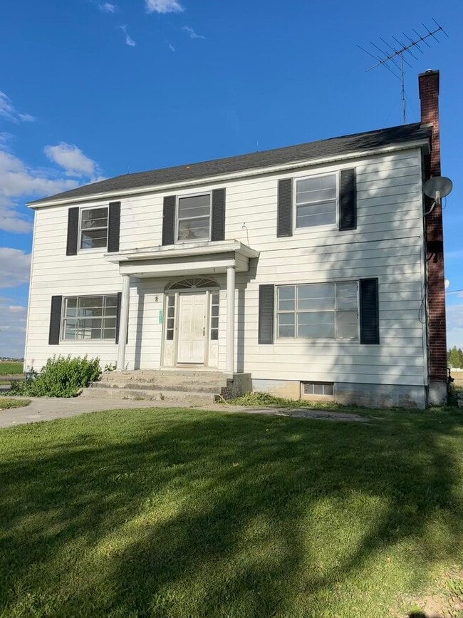 Building Photo - Country Home For Rent!