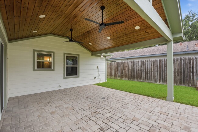 Building Photo - 2207 Saxon Dr