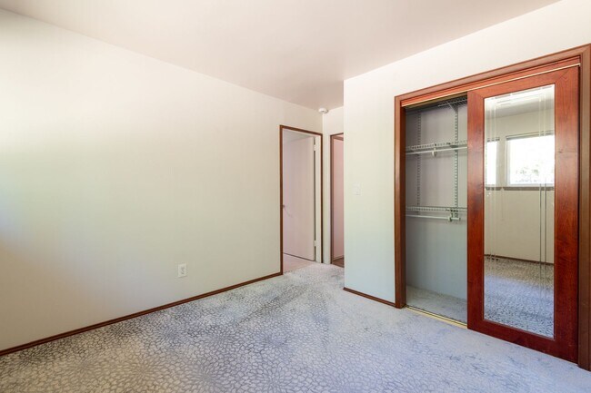 Building Photo - Exceptional Bellevue Home | Lake Sammamish Views | 5 Bed | 3 Bath | 3,380 Sq Ft