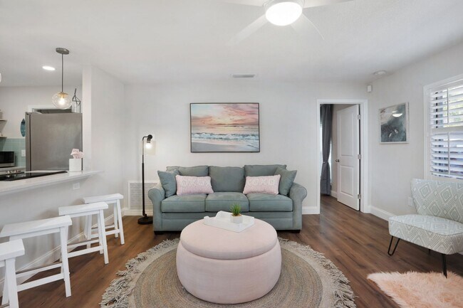 Building Photo - VACA or Short Term Furnished Chic Rental Home in Bradenton, FL